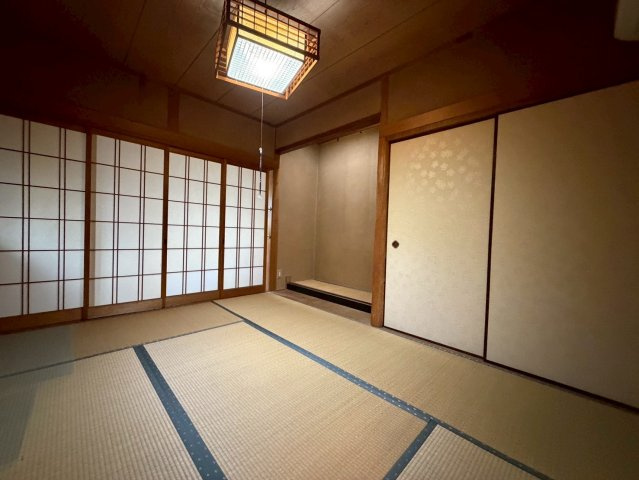 つつじが丘６丁目土地のその他|玄関近くに設けられた6帖の和室。客間としてはもちろん、お子様の遊び場や家族のくつろぎスペースなど多彩
