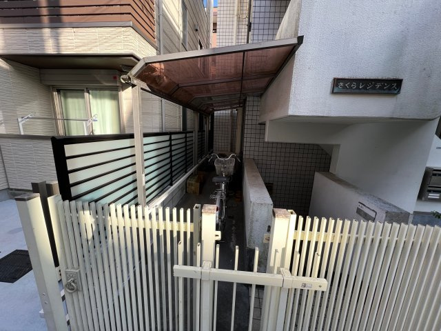 さくらレジデンスAのエントランス