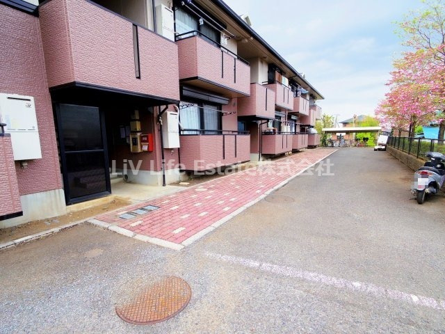 東村山市廻田町１丁目のアパートのエントランス