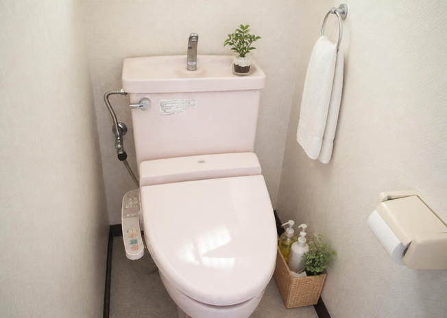 【トイレ】 | 2026年10月のリフォーム完了予定に伴いトイレ設備も新調されます。本物件は1階と2階の合計2ヶ所にトイレを配置しているため、朝の忙しい時間帯やご家族が多い世帯でも混雑せず安心してお使いいただけます。