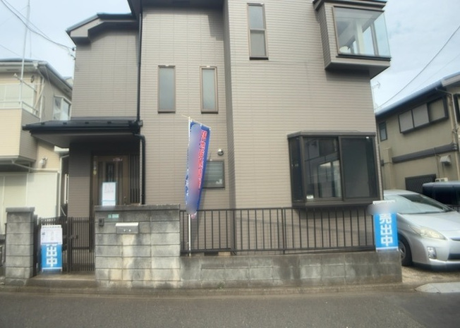 【外観】 | 住宅用の土地では前面道路に2m以上接していなければならないと法律で定められています。しかし、お持ちの車のサイズやライフスタイルなどにより、2mでは利便が悪い場合もございますので、事前に確認しましょう。