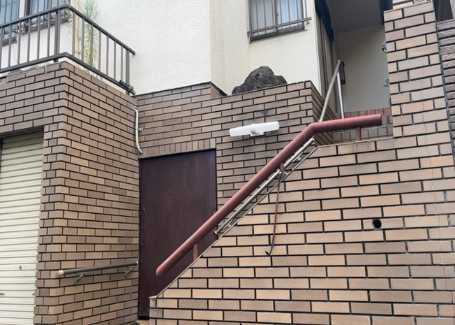 【外観】 | 土地を買う際、住む地域の自治体や福祉の補助制度にも注目してみましょう。子供や老人の医療補助やゴミ出しのルールなど、自治体によってルールに大きな違いがあるため、暮らしやすい土地で判断するとよいでしょう。