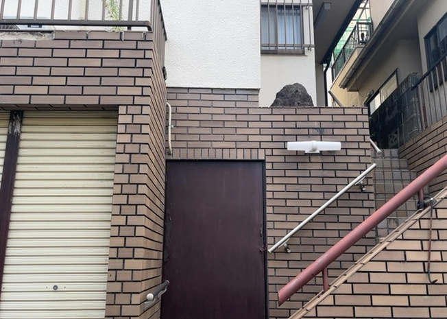 【外観】 | 隣家の土地はどうなっているのか、生活利便施設が近くにあるのか、学校まで近いかなど、お客様のライフスタイルにあわせたイメージが重要です。また、近くにあると困る施設が近くにないかも確認するといいでしょう。