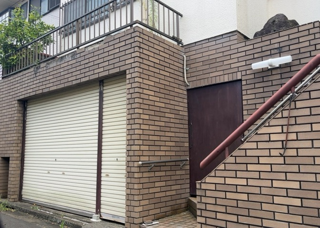 【外観】 | 人が暮らすうえで日光は大切な要素となります。日当たりの良さは譲れないポイントですね。併せて近くに大きな建築物の建築予定がないか、あるいはそれが可能な土地が近くにないか事前に確認することもお勧めします。