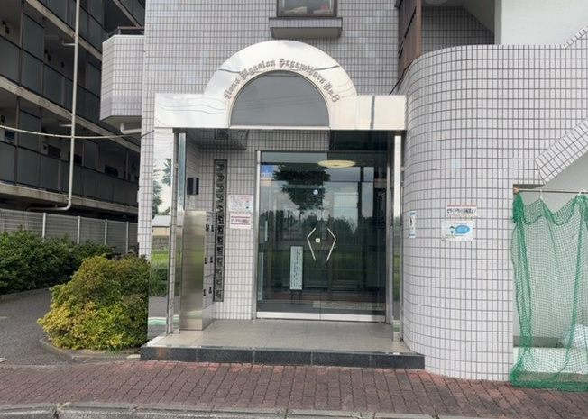 【エントランス】 | ライオンズマンション相模原第八 | マンションのエントランスには、もともと風よけや防犯の役割がありますが、マンションによって宅配ボックスなどの設備が備わっている所もあります。日々の生活をイメージしながら生活しやすさをチェックしましょう。