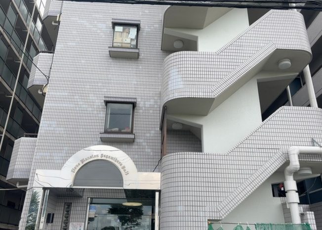 【現況写真】 | ライオンズマンション相模原第八 | 道幅が広い場所は日当たりや風通が良好です。幅が広いのですれ違いも可能ですし大きな車でも駐車可能！一方で、大型車が通ることも多くなるため交通量の増加により騒音に繋がります。また土地の値段が高くなります。