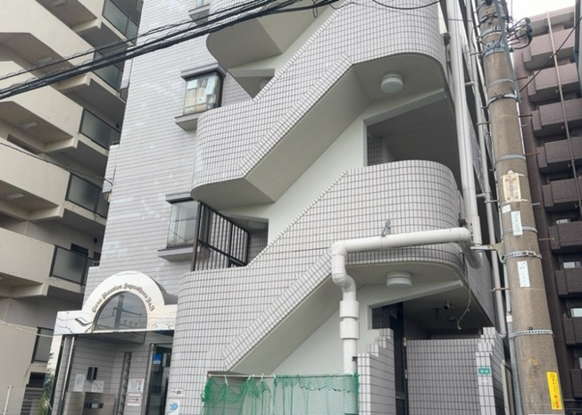 【構造・工法・仕様】 | ライオンズマンション相模原第八 | ＲＣ造、Reinforced Concreteは直訳すると補強されたコンクリートです。主に柱や梁・床・壁が鉄筋とコンクリートで構成おり、鉄筋を組んだ型枠にコンクリートを流し込んで固めたものを指します。
