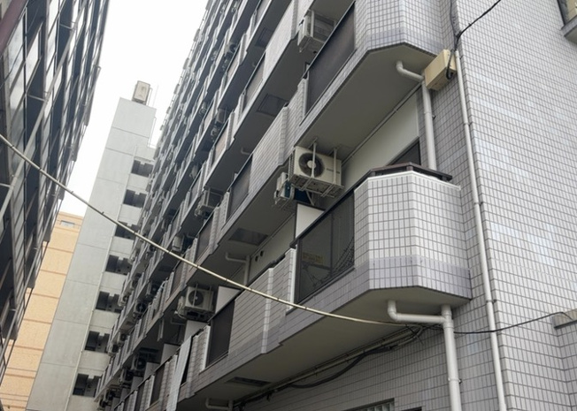 【バルコニー】 | ライオンズマンション相模原第八 | 一般的なバルコニーは、奥行1.5ｍ程ですが、ワイルドバルコニーは2ｍまで広がっています。そのため洗濯物の間隔をあけ干すことができ、乾きやすいというメリットや、ガーデニングが楽しめる等の特徴があります。