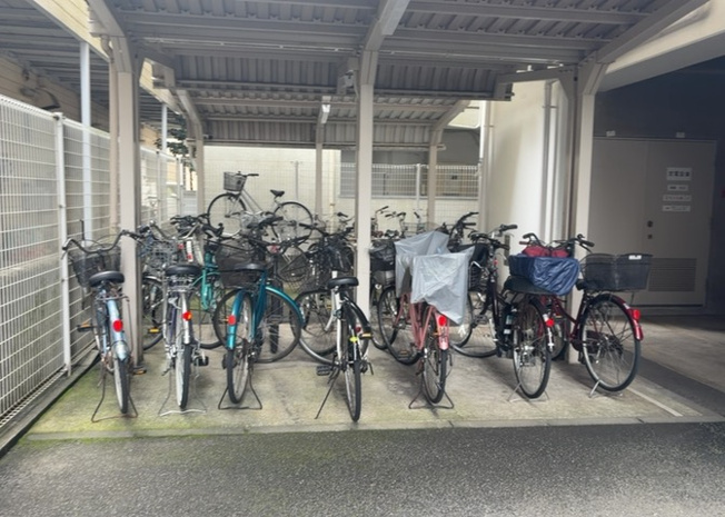 【駐車場】 | ライオンズマンション相模原第八 | 車一台あたりに必要なスペースは、標準サイズの普通自動車で横幅2m50cm、長さ5mは必要になります。ただし、乗降のことも考慮して横幅3m30cm、長さ5m50cmほどは確保できるところを選びましょう。