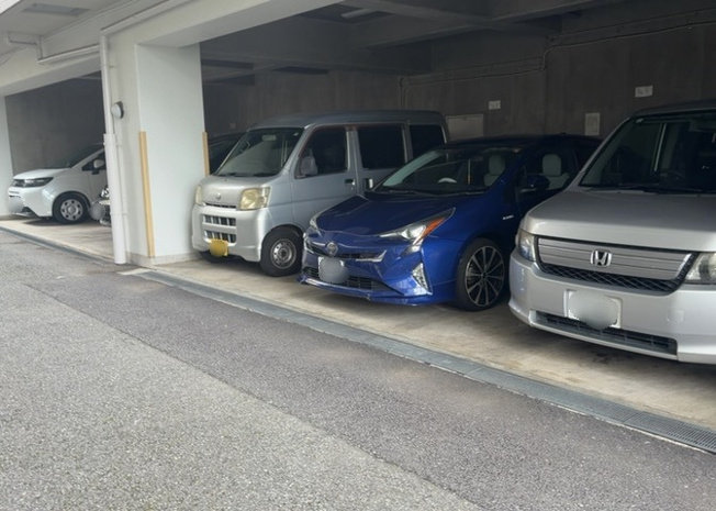 【駐車場】 | ライオンズマンション相模原第八 | 駐車場と明記されていても、最小スペースでつくられた駐車場だと大型車は駐車できなかったり、出入りしにくくなったりする可能性があります。お車のサイズと購入したい物件の駐車場のサイズを現地で確認しましょう。