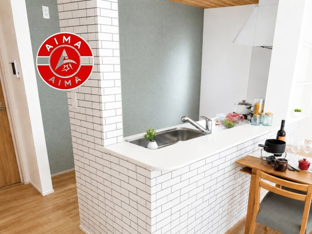糟屋郡新宮町湊第1-2棟（1号棟）の内観：施工例|キッチンからリビングをしっかり確認できます。家族の笑顔があふれる空間になりそうですね。