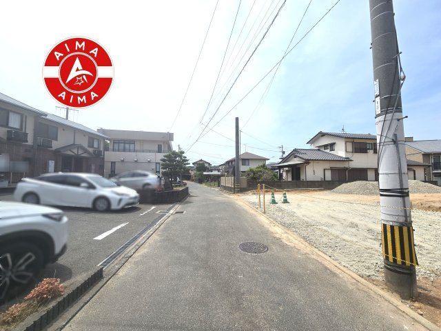 糟屋郡新宮町湊第1-2棟（1号棟）の外観|前面道路含む現地の写真です。