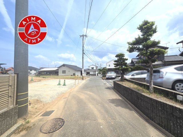 糟屋郡新宮町湊第1-2棟（2号棟）の前面道路含む現地写真|前面道路は閑静な住宅地をはしる車通りの少ない道路。お車の出し入れが苦手なママや小さなお子様にも安心ですね。しっかり舗装もされているので、ベビーカーや自転車で通っても快適に通行できます。