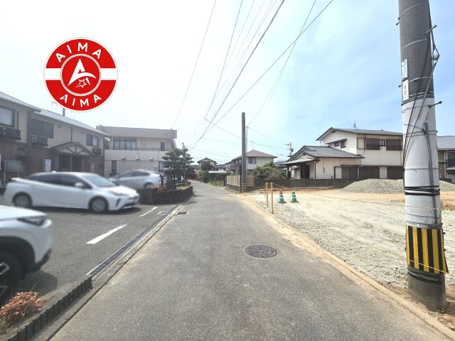 糟屋郡新宮町湊第1-2棟（2号棟）の外観|前面道路含む現地の写真です。