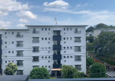 【展望】 | 藤の台団地１３号棟 | 眺望の良さを楽しめるダイニングキッチンで家族団らんの時間を過ごしてはいかがでしょうか。バルコニーから見える景色を家族で眺める時間は、時間が経つのを忘れてしまいそうですね。是非、現地を見に行きましょう！