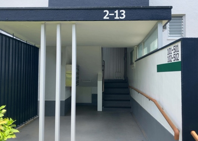 【エントランス】 | 藤の台団地１３号棟 | マンションのエントランスには、もともと風よけや防犯の役割がありますが、マンションによって宅配ボックスなどの設備が備わっている所もあります。日々の生活をイメージしながら生活しやすさをチェックしましょう。