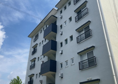 【外観】 | 藤の台団地１３号棟 | 外観はマンション管理がされているかの目安になります。築年数が古いと、壁面は劣化してひび割れが生じることも！建物が古びていても細かいところが修繕されていると、きちんと管理されているなぁと感じるでしょう。