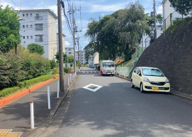 【駐車場】 | 藤の台団地１３号棟 | 車一台あたりに必要なスペースは、標準サイズの普通自動車で横幅2m50cm、長さ5mは必要になります。ただし、乗降のことも考慮して横幅3m30cm、長さ5m50cmほどは確保できるところを選びましょう。