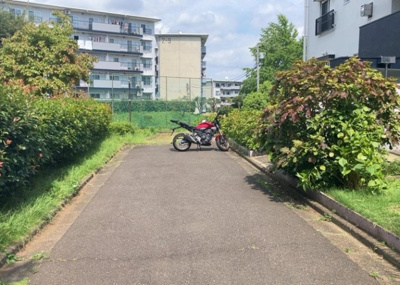 【駐輪場】 | 藤の台団地１３号棟 | マンションの駐輪場は、事前に空きがあるか確認を取ると安心です。せっかく入居したのに駐輪スペースがない！なんてことになったら大変ですよね。そこで、内見時や購入前にはまず事前に確認しておくと良いでしょう。