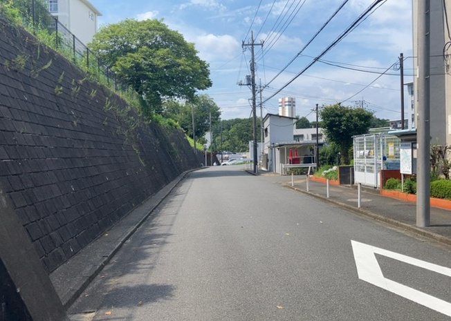 【駐車場】 | 藤の台団地１３号棟 | 駐車場と明記されていても、最小スペースでつくられた駐車場だと大型車は駐車できなかったり、出入りしにくくなったりする可能性があります。お車のサイズと購入したい物件の駐車場のサイズを現地で確認しましょう。