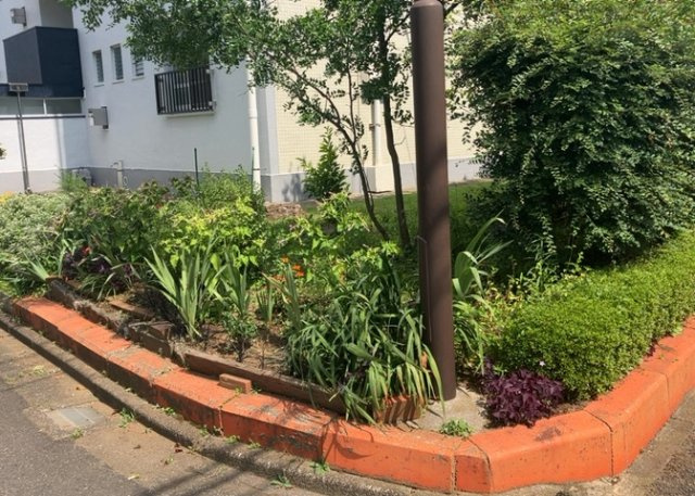 【庭】 | 藤の台団地１３号棟 | 物件によっては、入居者が個人的に使用できる専用庭がついているものもあります。また、住宅の中にある土間の部分を庭と呼ぶこともあります。庭の用途は住む人によって変わり、それによってデザインもさまざまです。