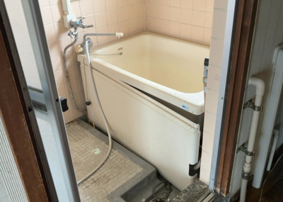 【浴室】 | 藤の台団地１３号棟 | 入浴時の快適さも大事なことですが、綺麗な状態を維持できなければ気持ちよく入浴できません。毎日の掃除が楽という点は大事なポイントになります！カビが生えにくく掃除がしやすい、壁や浴槽を選ぶといいでしょう。