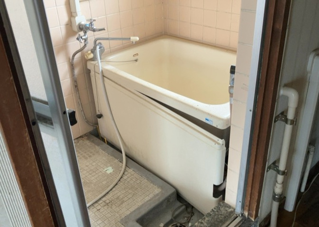 【浴室】 | 藤の台団地１３号棟 | 入浴時の快適さも大事なことですが、綺麗な状態を維持できなければ気持ちよく入浴できません。毎日の掃除が楽という点は大事なポイントになります！カビが生えにくく掃除がしやすい、壁や浴槽を選ぶといいでしょう。