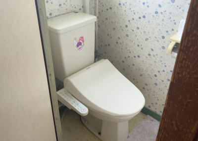 【トイレ】 | 藤の台団地１３号棟 | トイレは大きさや形、機能、抗菌性などが異なる多種多彩なタイプが各メーカーから出ています。それぞれに良さがあるため、事前にどういったタイプのトイレがいいのかをご家庭内で決めて、内見に行くといいでしょう。