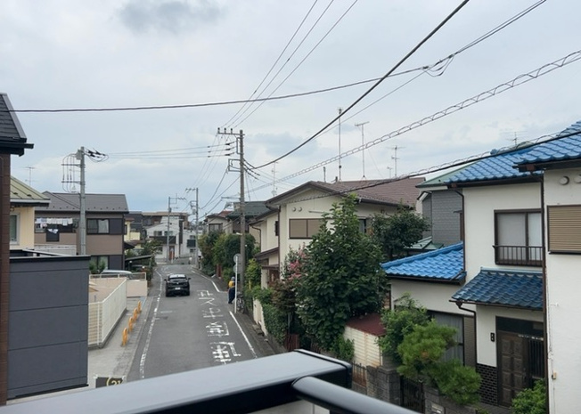 【展望】 | 周辺は閑静な第一種低層住居専用地域が広がり、穏やかな眺望と住環境を望めます。周辺道路の交通量も少なめで、お部屋からの景色や開放感を味わいながら日々の暮らしをゆったりとお過ごしいただける環境です。