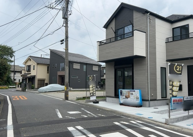 【外観】 | 相模原市南区上鶴間4丁目の新築分譲住宅。東側5.9m公道に面する整形地に建つ木造2階建てです。小田急江ノ島線「東林間」駅徒歩14分、東急田園都市線「中央林間」駅徒歩15分と複数路線利用可能です。