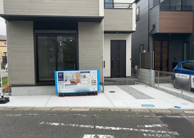 【駐車場】 | 敷地内にはカースペースをしっかり完備しております。東側5.9mの広い前面道路に面しているため、お車の駐車や出し入れもスムーズに行えます。マイカーでの通勤や休日のお出かけにも大変便利な住環境です。