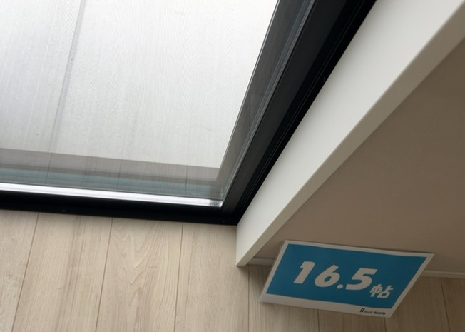 【内装】 | 明るい色調でまとめられた清潔感のある内装デザインです。フローリングやクロスも綺麗に仕上げられており、様々な家具に馴染みます。全室2面採光による通風の良さで、1年中爽やかな室内環境を保てます。