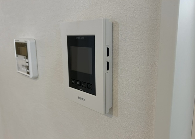 【セキュリティ】 | 訪問者の顔を室内からしっかり確認できるTVモニタ付インターホンを標準装備。不要な勧誘への対応や防犯対策に貢献し、不在時の留守録機能等も備えています。お子様や女性のお留守番時にも心強い防犯設備です。