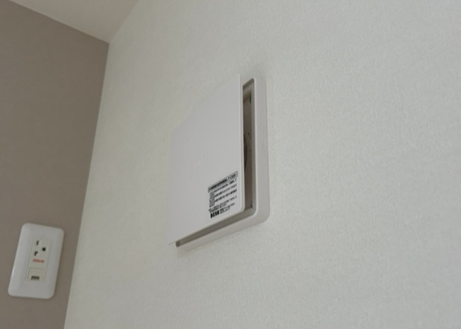 【冷暖房・空調設備】 | 24時間換気システムを標準装備しており、お部屋の空気を常に新鮮に保てます。結露対策やカビ予防にも効果的で、室内環境を快適に維持。全室2面採光の設計とあわせて優れた通風・空調環境を実現しています。