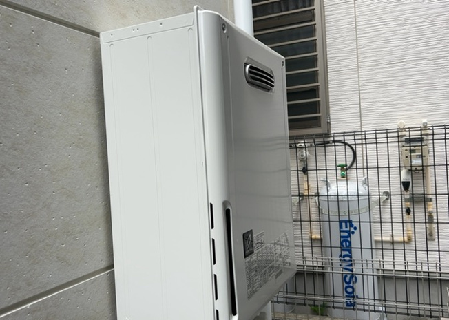 【発電・温水設備】 | 環境にも家計にも優しい省エネ給湯器を採用しています。少ないガス量で効率良くお湯を沸かすことができ、毎月の光熱費削減に貢献。お風呂の追焚機能やオートバス機能も備えており、いつでも暖かいお湯に入れます。