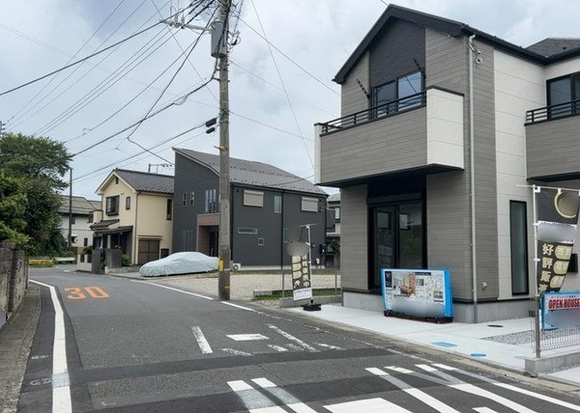 【前面道路含む現地写真】 | 東側約5.9mの公道は、歩道や周囲の整備が行き届いた閑静な住宅街の一角です。前道が6m近くあるため車同士のすれ違いや見通しも良く、前面道路の交通量も少ないためお子様連れでも安心感のある環境です。