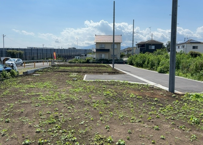 【外観】 | 土地の形が極端に長細かったり、狭小地、あるいは道路との高低差がある傾斜地だった場合、後々売ろうとしても買い手がつかない場合もあります。後々、売却することになった時に価値の下がらない土地を選びましょう。