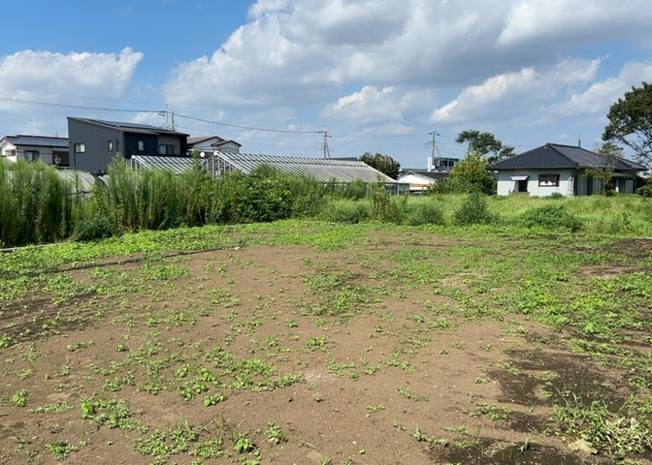 【外観】 | 土地を買う際、住む地域の自治体や福祉の補助制度にも注目してみましょう。子供や老人の医療補助やゴミ出しのルールなど、自治体によってルールに大きな違いがあるため、暮らしやすい土地で判断するとよいでしょう。