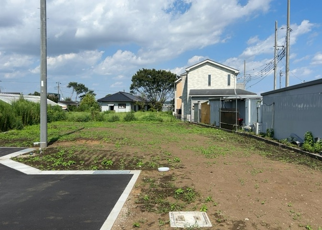 【外観】 | 現地に行くなら、物件の周囲の地形がどうなっているかを見ることも大切です。周辺より低くなっている土地では、大雨などで水が集まりやすいため、地盤が弱くなっているということも考えられるため、注意が必要です。