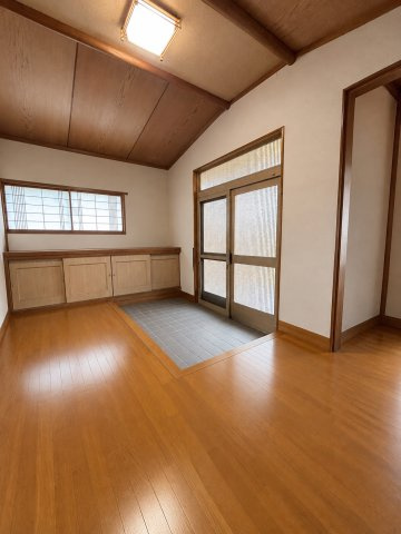 いすみ市大原最上台　中古戸建の玄関|※画像の一部はAIを用いて加工・編集しています。実際の状況と異なる場合がありますので、ご了承下さい。