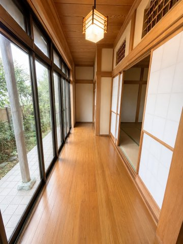 いすみ市大原最上台　中古戸建の玄関|※画像の一部はAIを用いて加工・編集しています。実際の状況と異なる場合がありますので、ご了承下さい。