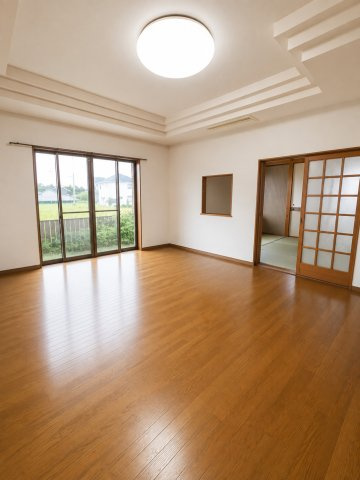 いすみ市大原最上台　中古戸建の居間・リビング|※画像の一部はAIを用いて加工・編集しています。実際の状況と異なる場合がありますので、ご了承下さい。