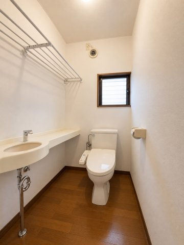 いすみ市大原最上台　中古戸建のトイレ|※画像の一部はAIを用いて加工・編集しています。実際の状況と異なる場合がありますので、ご了承下さい。