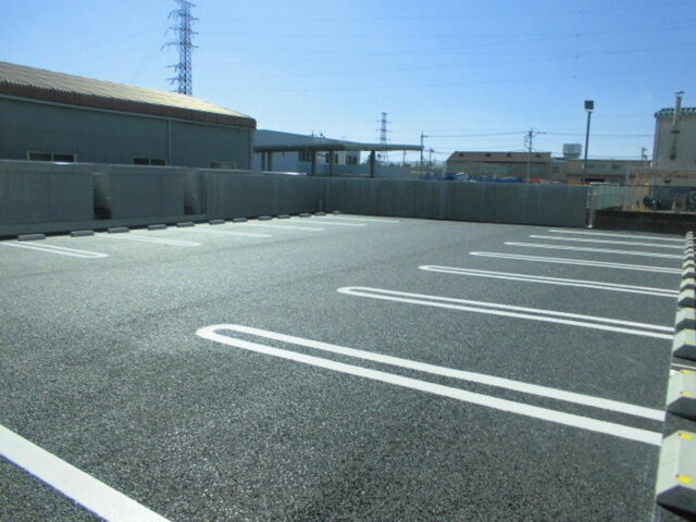 グランテラス高井の駐車場