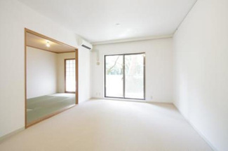 【居間・リビング】 | 井の頭パーク・プラザ | ※写真は同タイプ住戸です。