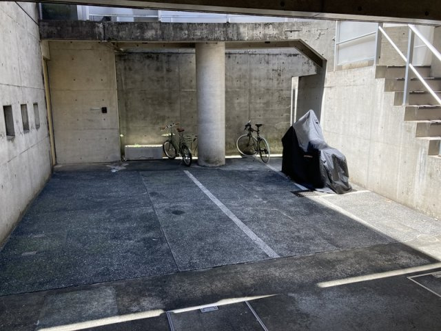 駒鳥アパートメントの駐車場