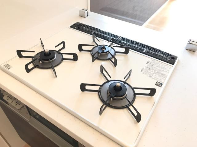 ヴァンヴェール・前橋Ⅲのキッチン|三口コンロ