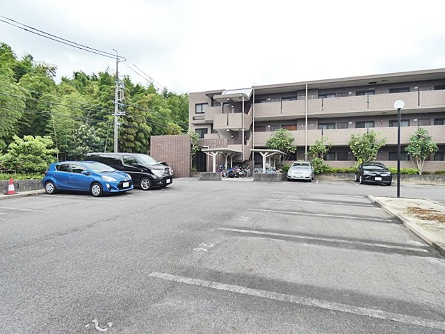 ピアネーズ神ノ倉の駐車場