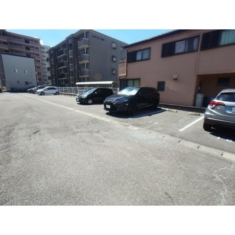 ジュネスの駐車場