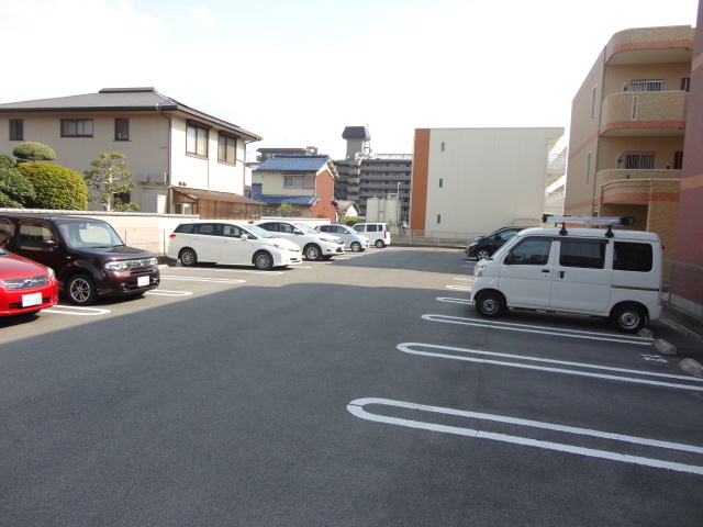 カーサレイメイＡの駐車場
